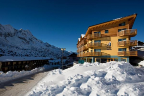 Отель Hotel Delle Alpi  Пассо Дель Тонале